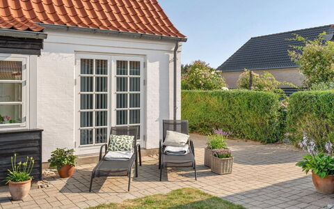 Pelagija - 900M from the Sea: Bloempot, Huis, Deur, Buitenmeubels, Verblijf, Tuin, Kamerplant, Werf, Stoel, Patio