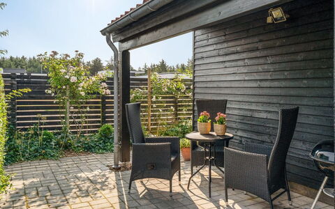 Pelagija - 900M from the Sea: Hout, Buitenmeubels, Meubilair, Bloempot, Buitentafel, Tuin, Veranda, Schaduw, Stoel
