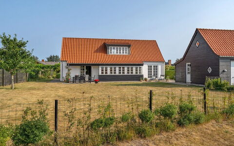 Pelagija - 900M from the Sea: Gebouw, Gras, Dak, Venster, Huis, Huis, Architectuur, Facade, Verblijf, Woongebied