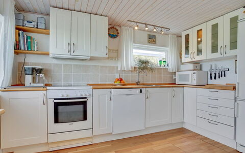 Ecaterina - 100M from the Sea: Keuken, Toestel Van De Keuken, Countertop, Flooring, Major Appliance, Hout, Cabinetry, Interieur Ontwerp, Verdieping, Huishoudapparatuur
