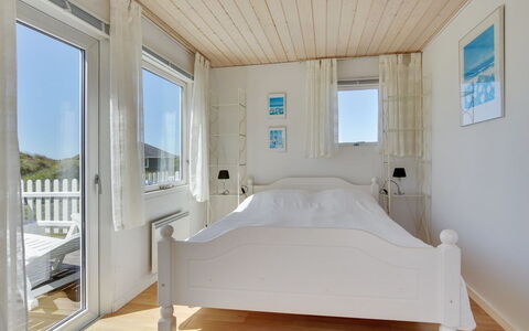 Ecaterina - 100M from the Sea: Slaapkamer, Bed, Hout, Meubilair, Verdieping, Interieur Ontwerp, Laken, Plafond, Bedding, Flooring