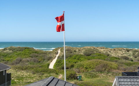 Ecaterina - 100M from the Sea: Lucht, Blauw, Zomer, Landschap, Vlag, Pool, Kust, Helling, Schaduw