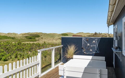 Ecaterina - 100M from the Sea: Hout, Huis, Veranda, Dek, Balkon, Hardwood, Plank, Hek, Leuning, Beits