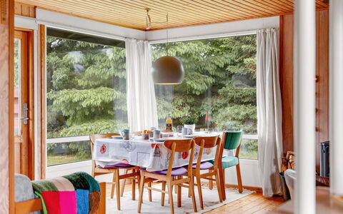 Jule - 600M from the Sea: Meubilair, Interieur Ontwerp, Flooring, Stoel, Hout, Tafel, Verdieping, Eetkamer, Plafond, Keuken En Eettafel