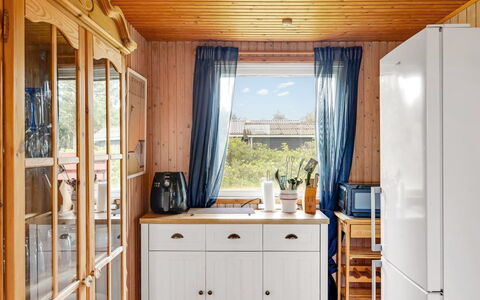 Jule - 600M from the Sea: Meubilair, Cabinetry, Hout, Keuken, Toestel Van De Keuken, Flooring, Interieur Ontwerp, Kast, Major Appliance, Verdieping