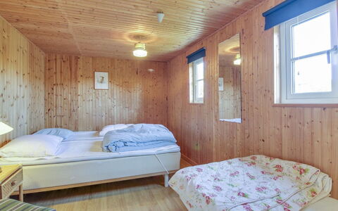 Jule - 600M from the Sea: Hout, Slaapkamer, Bed, Verdieping, Laken, Huis, Bedding, Bed Frame, Plafond, Kamer