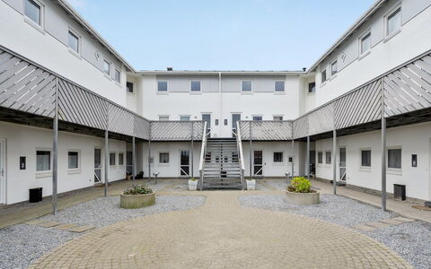 Meglena - 50M from the Sea: Samengesteld Materiaal, Appartement, Beton, Binnenplaats, Landgoed, Schaduw, Oprit, Daylighting, Gips, Balkon