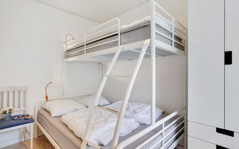 Meglena - 50M from the Sea: Verdieping, Slaapkamer, Flooring, Bed, Interieur Ontwerp, Bedding, Meubilair, Stapelbed, Laken, Houten Vloer