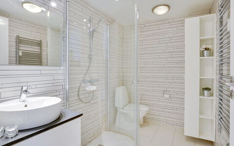 Meglena - 50M from the Sea: Badkamer, Loodgieterswerkinrichting, Muur, Interieur Ontwerp, Flooring, Wastafel In De Badkamer, Verdieping, Plafond, Loodgieter, Wastafel