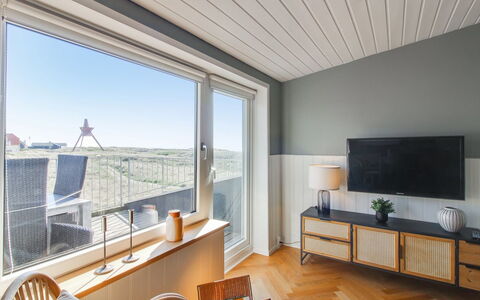 Meglena - 50M from the Sea: Flooring, Verdieping, Hout, Interieur Ontwerp, Plafond, Verlichting, Houten Vloer, Meubilair, Kamer, Appartement