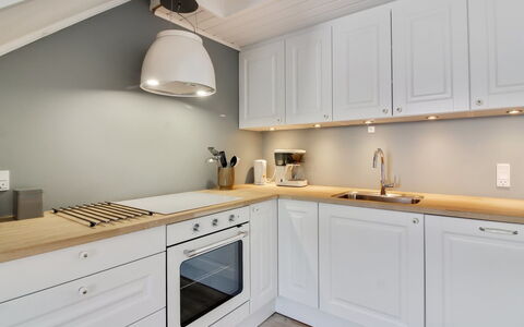 Meglena - 50M from the Sea: Flooring, Interieur Ontwerp, Hout, Verdieping, Plafond, Countertop, Cabinetry, Verlichting, Lichte Inrichting, Keuken