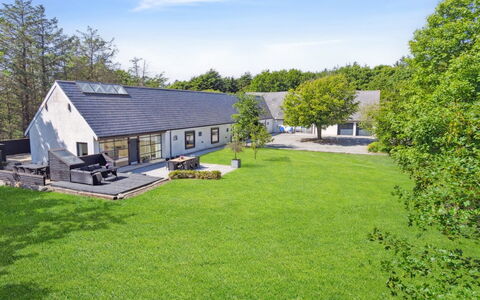 Thilo - 2.3Km from the Sea: Huis, Huis, Deur, Dak, Verblijf, Landgoed, Tuin, Schaduw, Siding, Werf