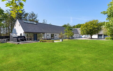 Thilo - 2.3Km from the Sea: Huis, Huis, Deur, Dak, Verblijf, Landgoed, Tuin, Schaduw, Siding, Werf