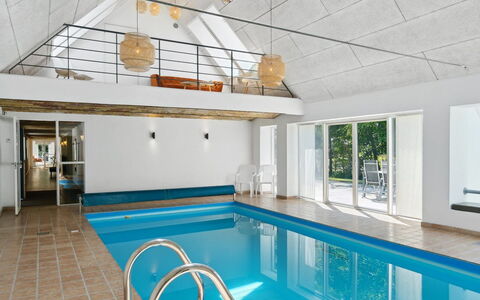 Thilo - 2.3Km from the Sea: Huis, Huis, Deur, Dak, Verblijf, Landgoed, Tuin, Schaduw, Siding, Werf