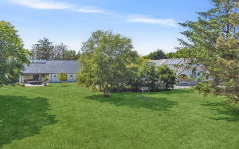 Thilo - 2.3Km from the Sea: Huis, Huis, Deur, Dak, Verblijf, Landgoed, Tuin, Schaduw, Siding, Werf
