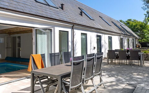 Thilo - 2.3Km from the Sea: Huis, Huis, Deur, Dak, Verblijf, Landgoed, Tuin, Schaduw, Siding, Werf