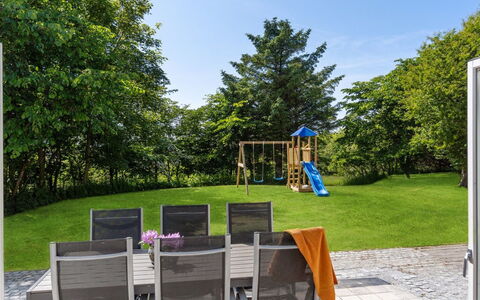 Thilo - 2.3Km from the Sea: Huis, Huis, Deur, Dak, Verblijf, Landgoed, Tuin, Schaduw, Siding, Werf