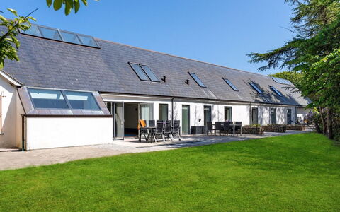 Thilo - 2.3Km from the Sea: Huis, Huis, Deur, Dak, Verblijf, Landgoed, Tuin, Schaduw, Siding, Werf