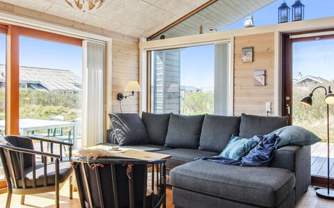 Tuire - 250M from the Sea: Meubilair, Hout, Huis, Flooring, Verdieping, Interieur Ontwerp, Stoel, Tafel, Woonkamer, Houten Vloer