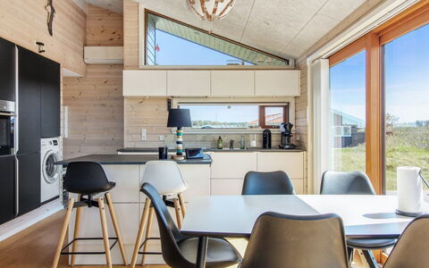 Tuire - 250M from the Sea: Flooring, Hout, Interieur Ontwerp, Plafond, Verdieping, Meubilair, Houten Vloer, Keuken En Eettafel, Lichte Inrichting, Keuken
