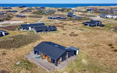 Tuire - 250M from the Sea: Blauw, Hut