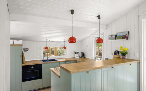 Marius - 200M from the Sea: Keuken, Countertop, Flooring, Interieur Ontwerp, Hout, Cabinetry, Meubilair, Verdieping, Toestel Van De Keuken, Plafond