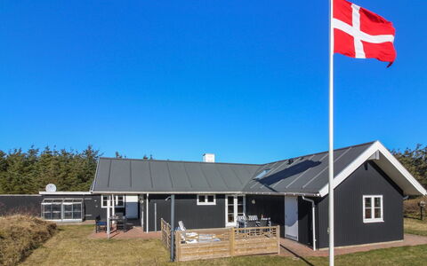 Tilda - 275M from the Sea: Dak, Huis, Deur, Verblijf, Schaduw, Siding, Werf, Landgoed, Backyard