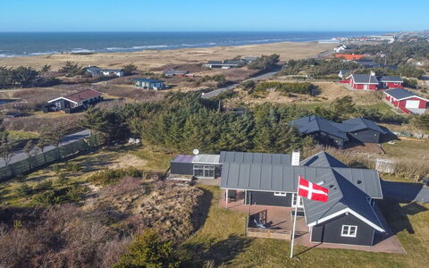 Tilda - 275M from the Sea: Dak, Huis, Deur, Verblijf, Schaduw, Siding, Werf, Landgoed, Backyard