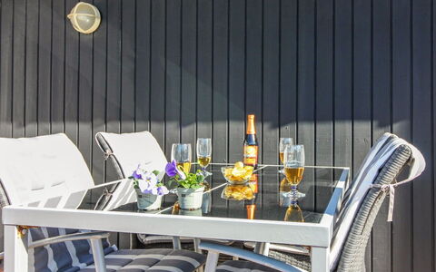 Tilda - 275M from the Sea: Dak, Huis, Deur, Verblijf, Schaduw, Siding, Werf, Landgoed, Backyard
