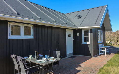 Tilda - 275M from the Sea: Dak, Huis, Deur, Verblijf, Schaduw, Siding, Werf, Landgoed, Backyard