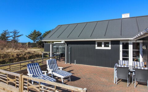 Tilda - 275M from the Sea: Dak, Huis, Deur, Verblijf, Schaduw, Siding, Werf, Landgoed, Backyard