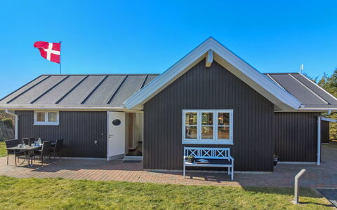 Tilda - 275M from the Sea: Dak, Huis, Deur, Verblijf, Schaduw, Siding, Werf, Landgoed, Backyard
