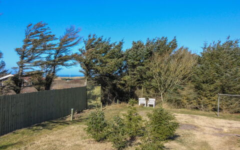 Tilda - 275M from the Sea: Dak, Huis, Deur, Verblijf, Schaduw, Siding, Werf, Landgoed, Backyard
