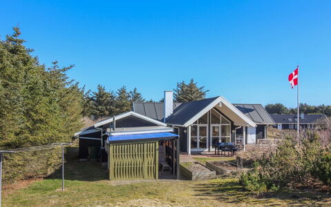 Tilda - 275M from the Sea: Dak, Huis, Deur, Verblijf, Schaduw, Siding, Werf, Landgoed, Backyard