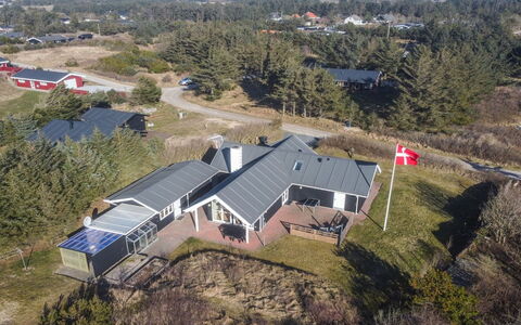 Tilda - 275M from the Sea: Dak, Huis, Deur, Verblijf, Schaduw, Siding, Werf, Landgoed, Backyard