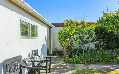 Evangelina - 350M from the Sea: Struik, Tuin, Schaduw, Werf, Landscaping, Backyard, Gang, Buitenmeubels, Binnenplaats, Kamerplant