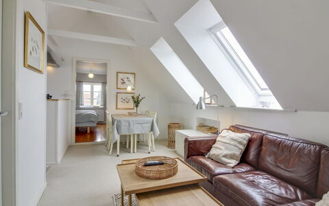 Evangelina - 350M from the Sea: Interieur Ontwerp, Flooring, Meubilair, Plafond, Hout, Verdieping, Kamer, Bankstel, Woonkamer, Zolder
