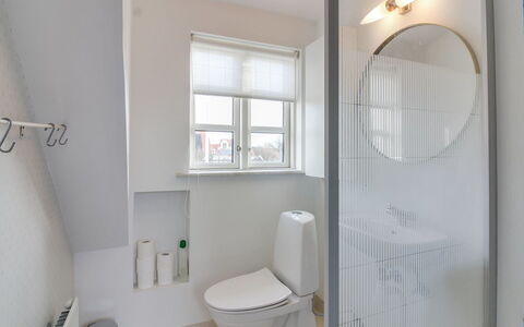 Evangelina - 350M from the Sea: Interieur Ontwerp, Muur, Flooring, Loodgieterswerkinrichting, Verdieping, Badkamer, Plafond, Loodgieter, Verlichting, Kamer