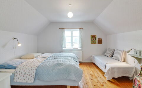 Evangelina - 350M from the Sea: Bed, Slaapkamer, Interieur Ontwerp, Bedding, Laken, Verdieping, Hout, Meubilair, Plafond, Flooring