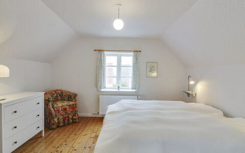 Evangelina - 350M from the Sea: Hout, Bed, Slaapkamer, Plafond, Interieur Ontwerp, Verdieping, Huis, Flooring, Bedding, Laken