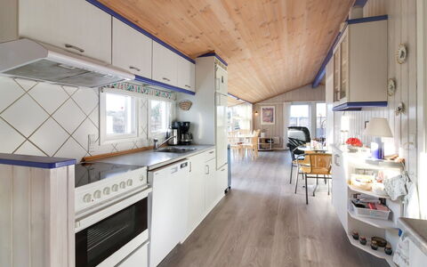 Engelbrecht - 400M from the Sea: Hout, Plafond, Interieur Ontwerp, Meubilair, Huis, Houten Vloer, Hardwood, Stoel, Keuken, Countertop