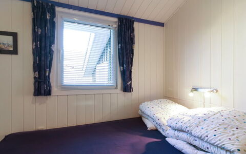 Engelbrecht - 400M from the Sea: Hout, Verdieping, Flooring, Slaapkamer, Bed, Gordijn, Plafond, Raambekleding, Kamer, Bedding