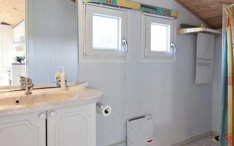 Engelbrecht - 400M from the Sea: Loodgieterswerkinrichting, Interieur Ontwerp, Flooring, Loodgieter, Verdieping, Kraan, Plafond, Kamer, Badkamer, Wastafel