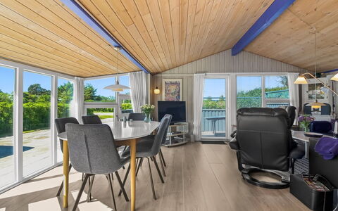 Engelbrecht - 400M from the Sea: Huis, Huis, Deur, Dak, Verblijf, Landgoed, Tuin, Schaduw, Siding, Werf