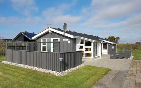 Engelbrecht - 400M from the Sea: Huis, Huis, Deur, Dak, Verblijf, Landgoed, Tuin, Schaduw, Siding, Werf