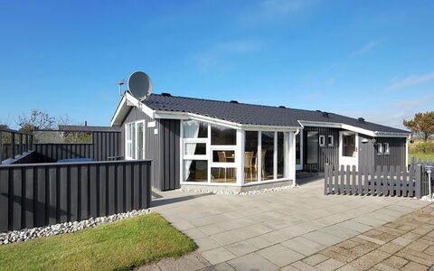 Engelbrecht - 400M from the Sea: Huis, Huis, Deur, Dak, Verblijf, Landgoed, Tuin, Schaduw, Siding, Werf