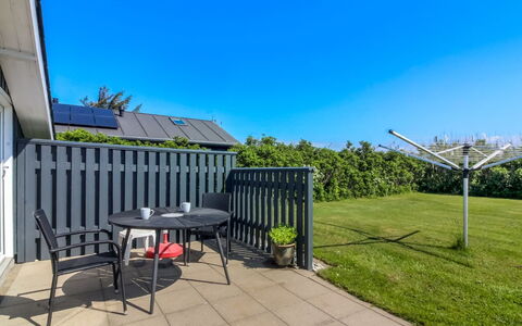Engelbrecht - 400M from the Sea: Huis, Huis, Deur, Dak, Verblijf, Landgoed, Tuin, Schaduw, Siding, Werf