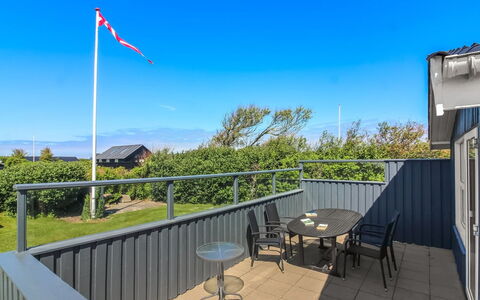 Engelbrecht - 400M from the Sea: Huis, Huis, Deur, Dak, Verblijf, Landgoed, Tuin, Schaduw, Siding, Werf