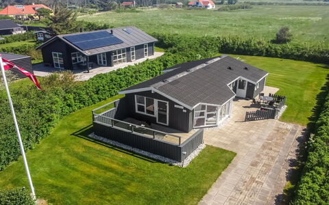Engelbrecht - 400M from the Sea: Huis, Huis, Deur, Dak, Verblijf, Landgoed, Tuin, Schaduw, Siding, Werf