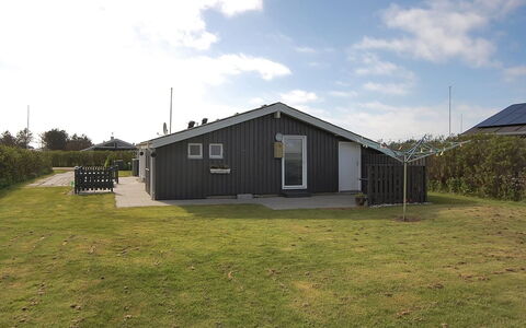 Engelbrecht - 400M from the Sea: Huis, Huis, Deur, Dak, Verblijf, Landgoed, Tuin, Schaduw, Siding, Werf